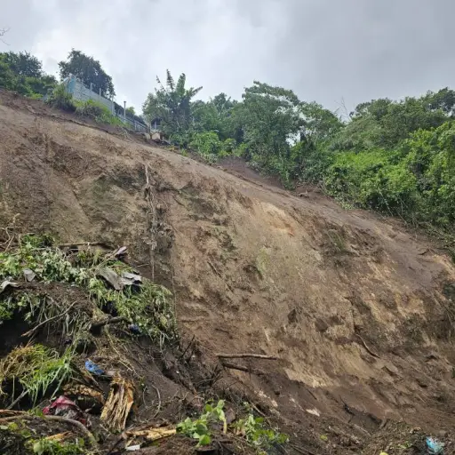 Viviendas en riesgo ubicadas en la parte superior de donde ocurrió el derrumbe en el tramo entre Boca del Monte y la capital. ,PMT de Villa Canales