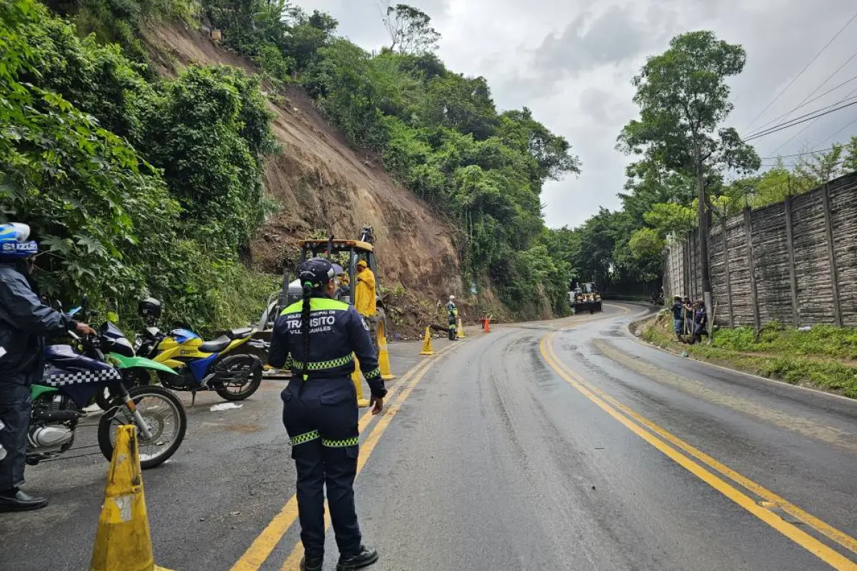 Trabajos en el área del derrumbe en el km. 11.5 de la ruta entre Boca del Monte y la capital., PMT de Villa Canales