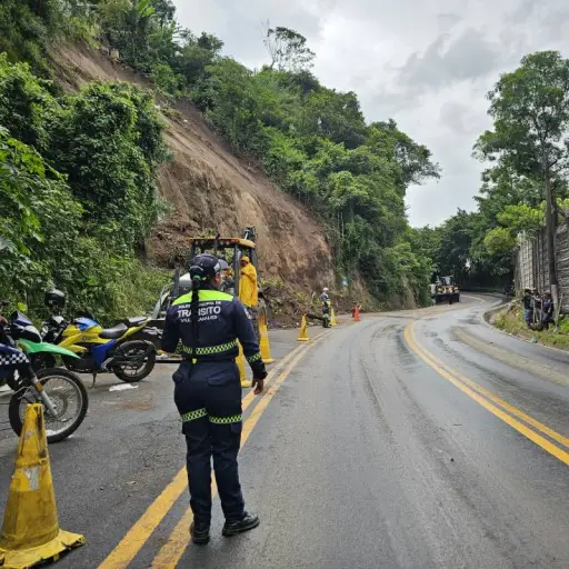 Trabajos en el área del derrumbe en el km. 11.5 de la ruta entre Boca del Monte y la capital. ,PMT de Villa Canales