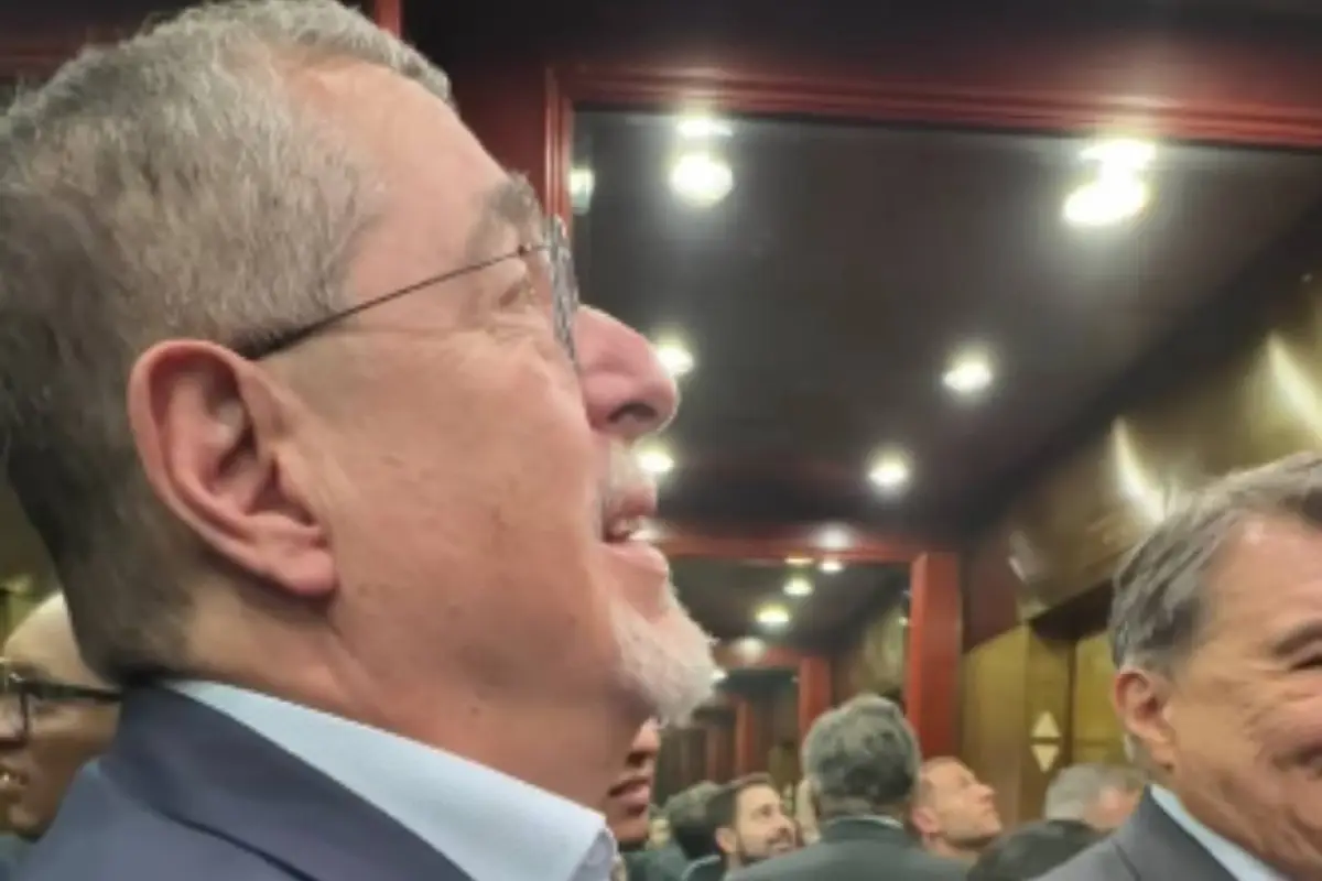  Presidente Arévalo comparte video tras quedar atrapado en elevador., Captura de pantalla video Instagram.