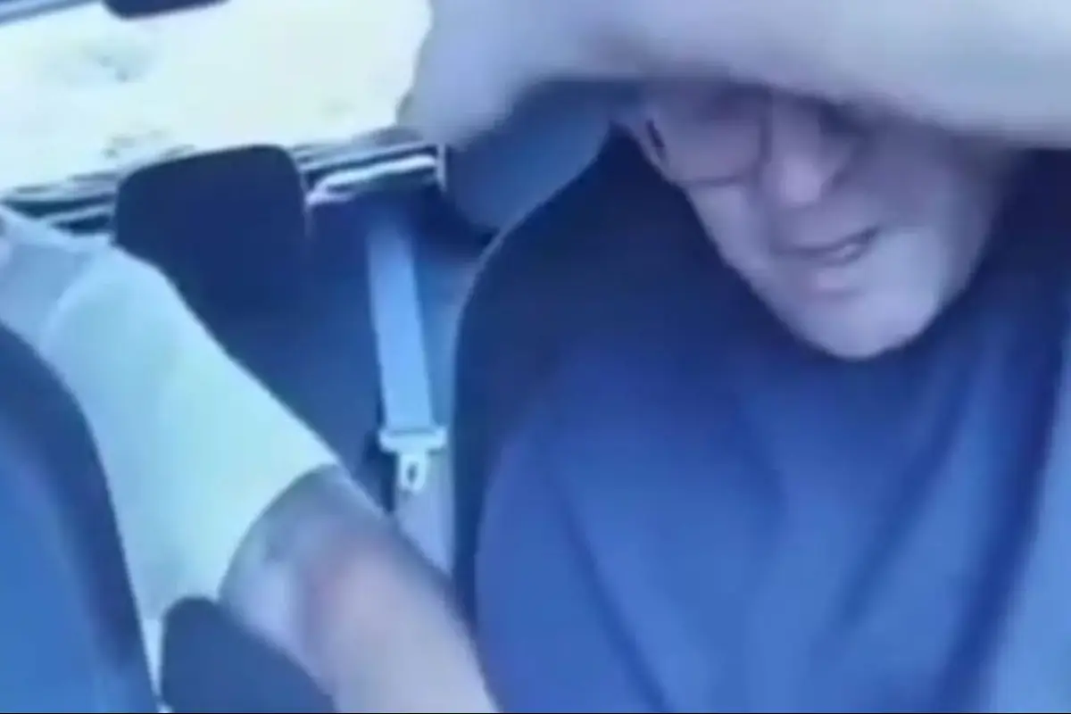 Conductor de taxi por aplicación es agredido por pasajero., Captura de pantalla video X.