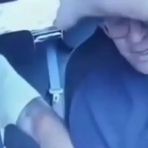 Conductor de taxi por aplicación es agredido por pasajero. ,Captura de pantalla video X.