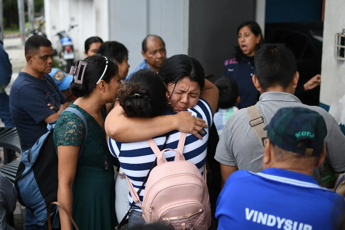 Personas reciben afuera de la Fuerza Aérea Guatemalteca (FAG), a sus familiares deportados procedentes de Estados Unidos, el 19 de septiembre de 2025 en Ciudad de Guatemala (Guatemala), EFE/ Alex Cruz