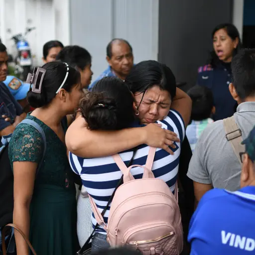 Personas reciben afuera de la Fuerza Aérea Guatemalteca (FAG), a sus familiares deportados procedentes de Estados Unidos, el 19 de septiembre de 2025 en Ciudad de Guatemala (Guatemala) , EFE/ Alex Cruz
