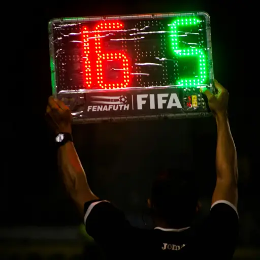 Imagen ilustrativa de un árbitro en un partido de futbol - Unsplash