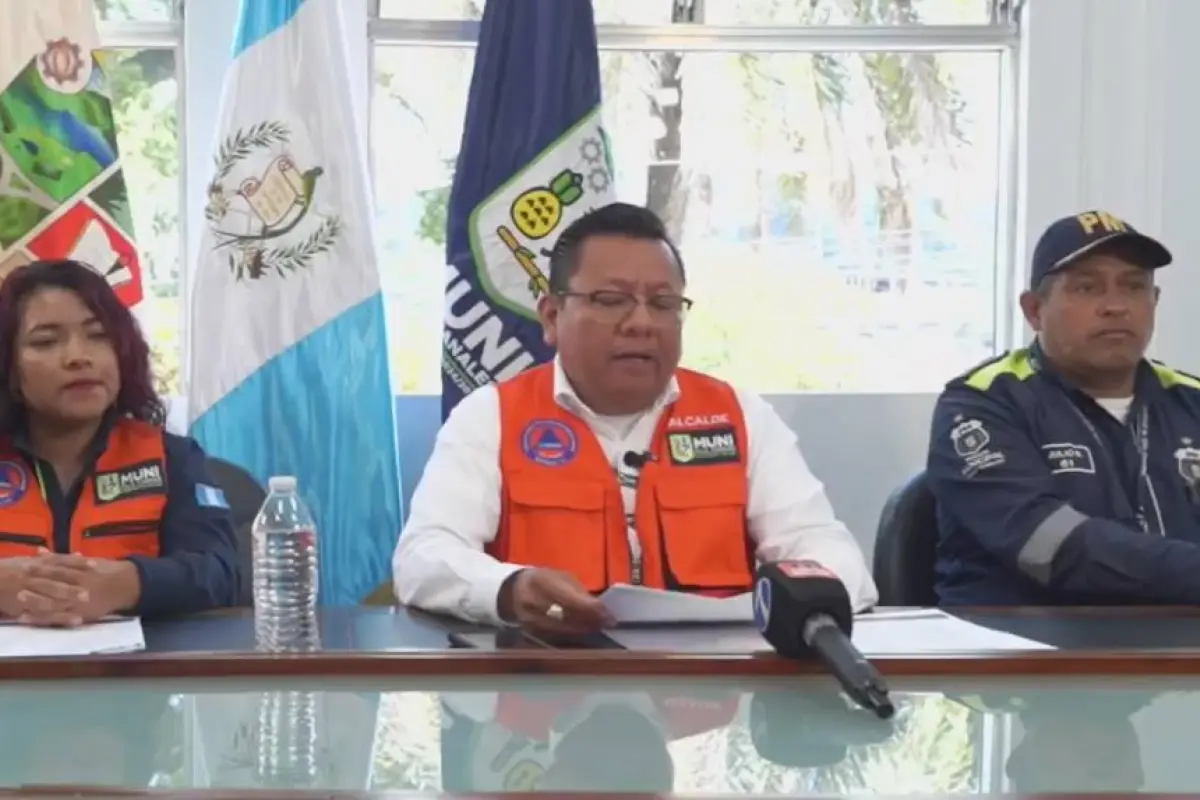 El alcalde de Villa Canales, Ramiro Rivera, y otras autoridades actualizan información sobre la emergencia generada por el derrumbe de grandes proporciones en el km. 11.5 de la ruta Avenida Hincapié - Boca del Monte., Municipalidad de Villa Canales