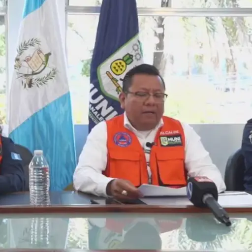 El alcalde de Villa Canales, Ramiro Rivera, y otras autoridades actualizan información sobre la emergencia generada por el derrumbe de grandes proporciones en el km. 11.5 de la ruta Avenida Hincapié - Boca del Monte. ,Municipalidad de Villa Canales