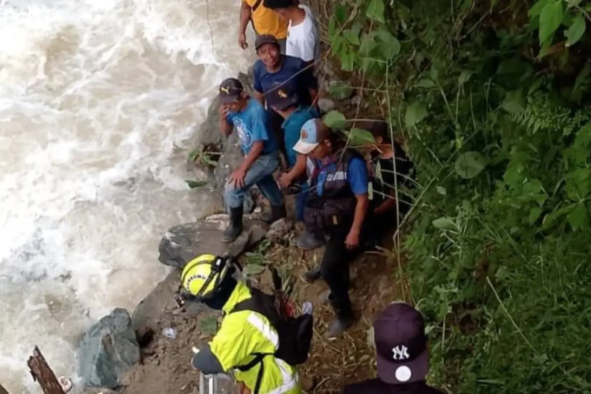 El fallecido fue hallado un día después de que desapareciera tras quedar atrapado en la corriente de un río en Alta Verapaz., Bomberos Municipales Departamentales