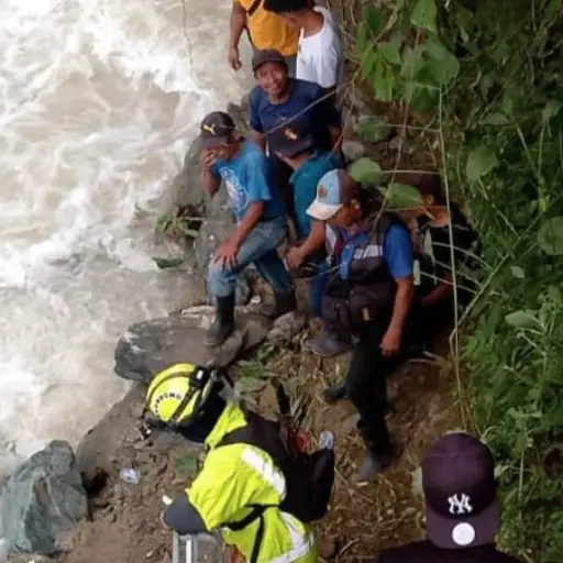 El fallecido fue hallado un día después de que desapareciera tras quedar atrapado en la corriente de un río en Alta Verapaz. ,Bomberos Municipales Departamentales
