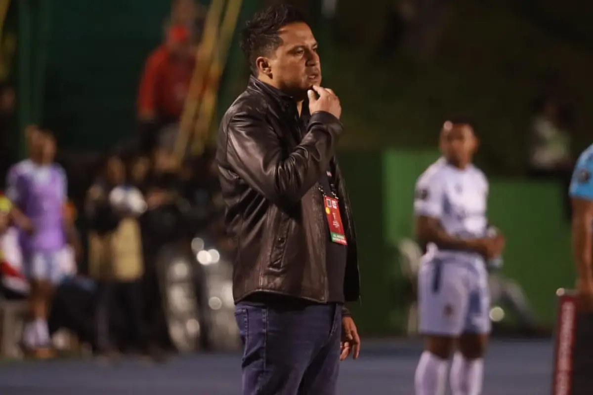Amarini Villatoro, técnico de Xelajú durante el duelo ante Sporting San Miguelito de Panamá 