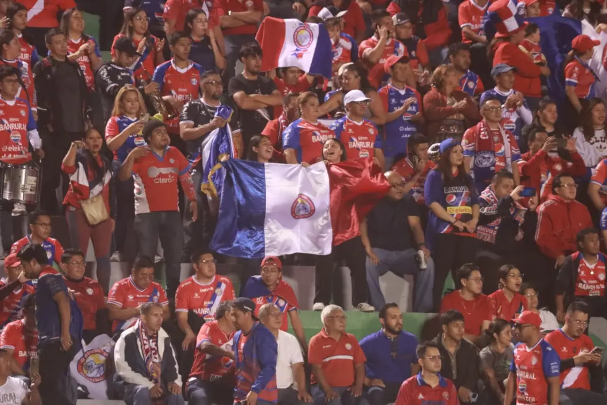Afición de Xelajú en el estadio Cementos Progreso 