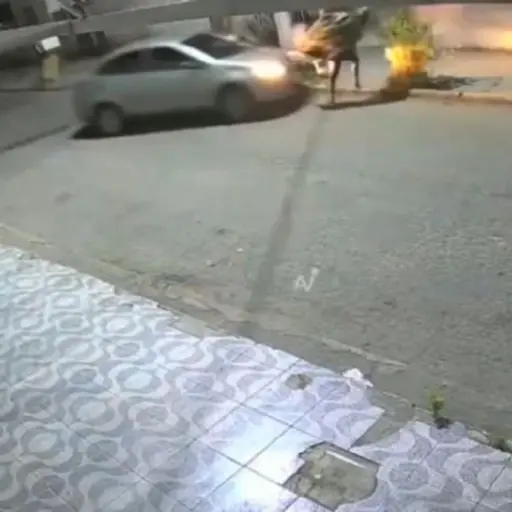  Conductor que atropelló a asaltantes.  ,Captura de pantalla video X.