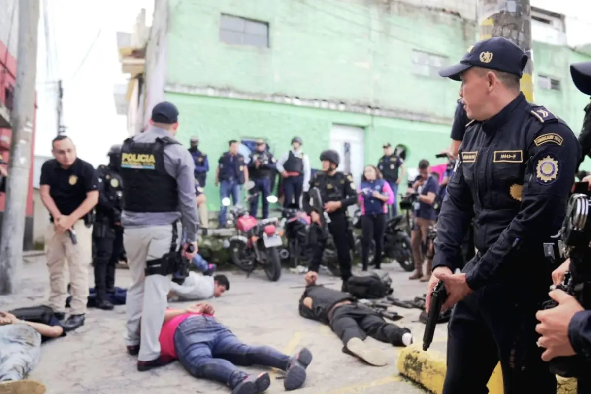 Momento en el que se ejecuta la captura de presuntos pandilleros en el bariro El Gallito, zona 3., PNC