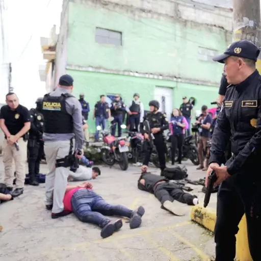 Momento en el que se ejecuta la captura de presuntos pandilleros en el bariro El Gallito, zona 3. ,PNC