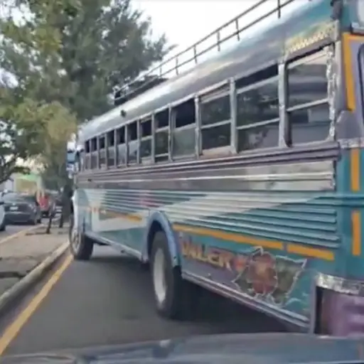 Bus comete imprudencia en zona 9. ,Captura de pantalla video X.