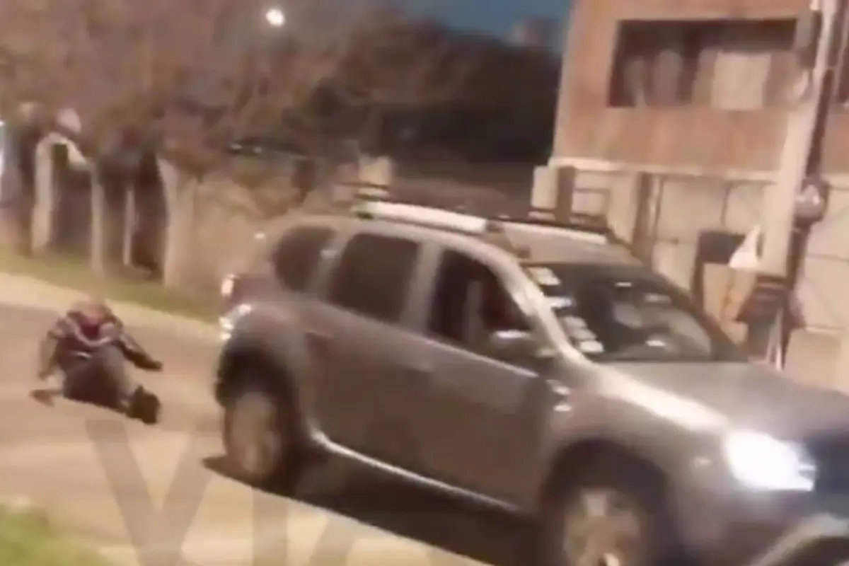 Presunto ladrón es capturado y arrastrado por las calles., Captura de pantalla video X.