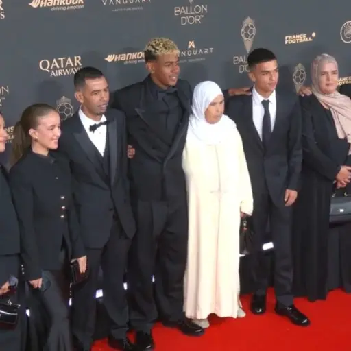 Lamine Yamal en alfombra roja junto a su familia 