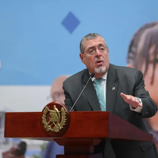 El presidente de Guatemala, Bernardo Arévalo de León, habla en una rueda de prensa este lunes, en el Palacio Nacional de la Cultura de Ciudad de Guatemala (Guatemala) , EFE/ Mariano Macz