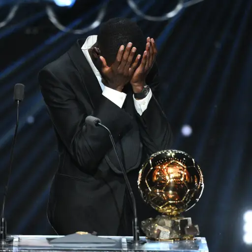 El francés Ousmane Dembélé no pudo evitar las lágrimas cuando se acordó de su madre al recibir el Balón de Oro 2025