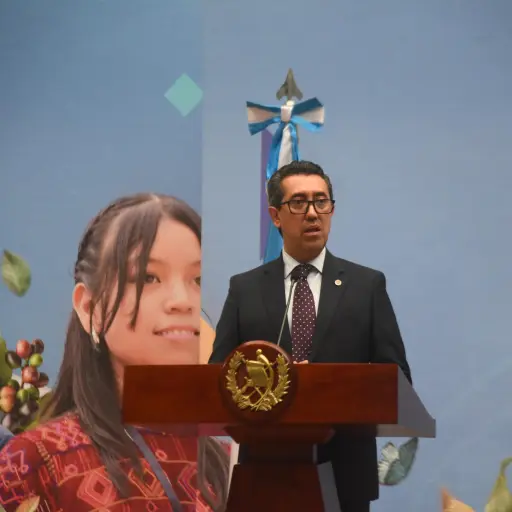 El ministro de Finanzas, Jonathan Menkos, durante la conferencia 