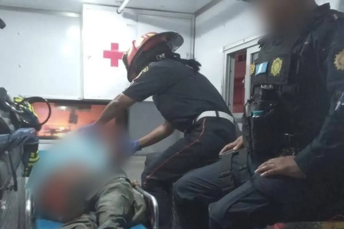 El presunto asaltante fue trasladado a un hospital. , Foto PNC