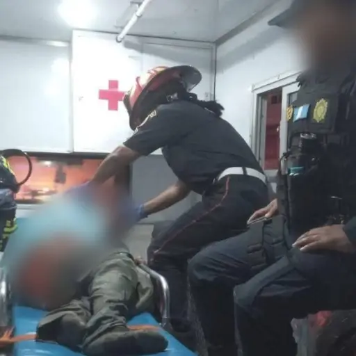 El presunto asaltante fue trasladado a un hospital.  ,Foto PNC