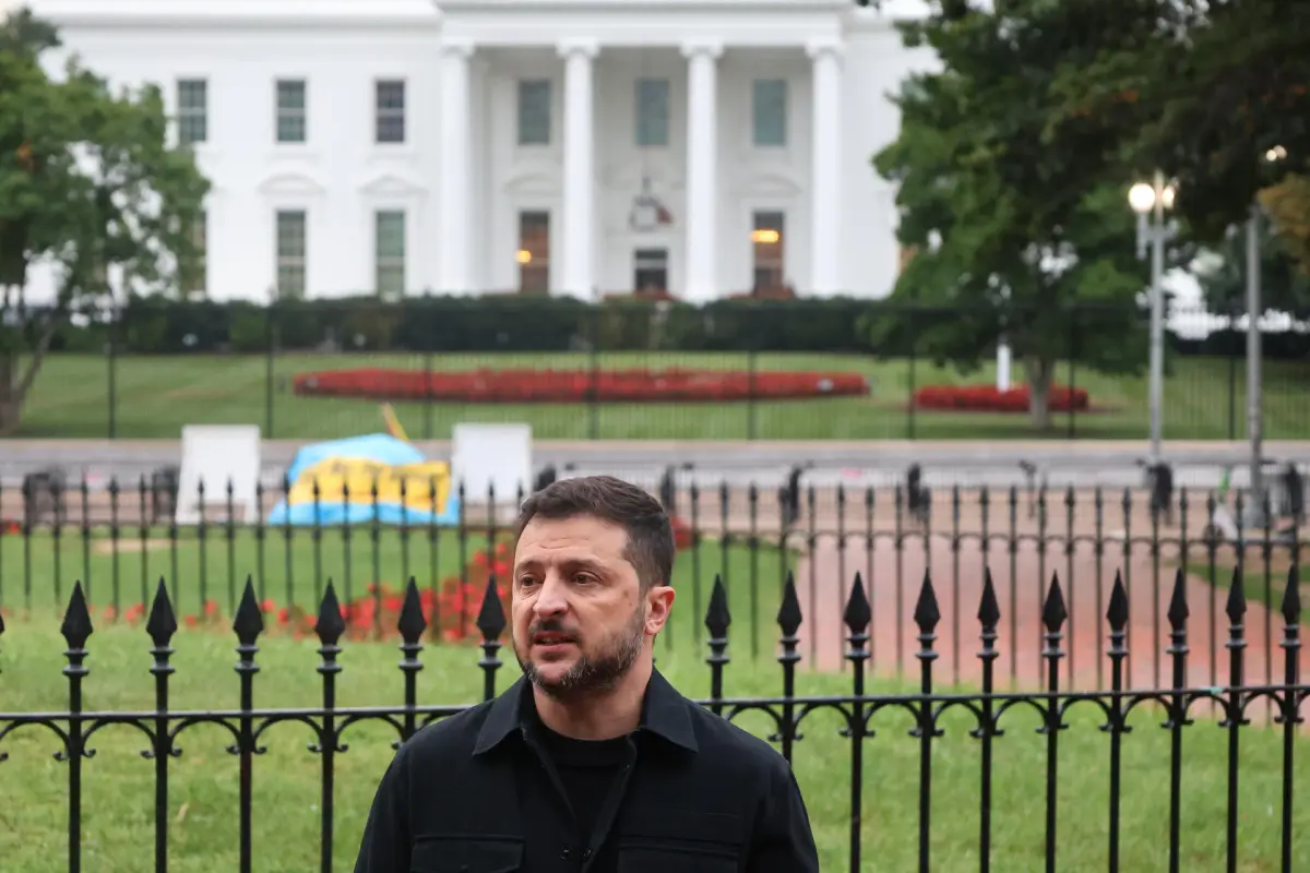 El presidente de Ucrania, Volodímir Zelenski, ante la Casa Blanca en agosto de 2025, EFE/ Octavio Guzmán
