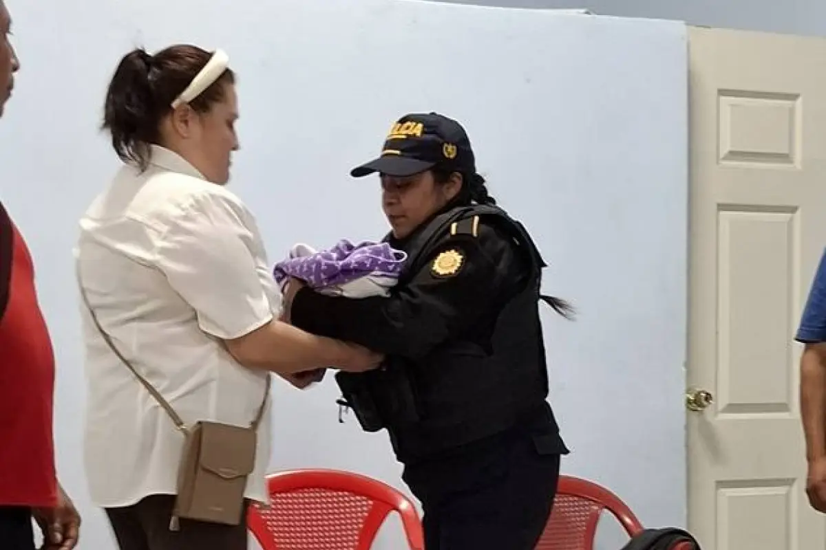 La PNC trasladó a la menor a un centro asistencial para su evaluación., PNC