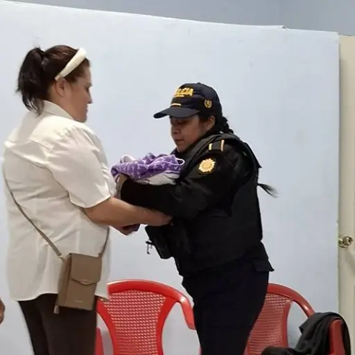 La PNC trasladó a la menor a un centro asistencial para su evaluación. ,PNC