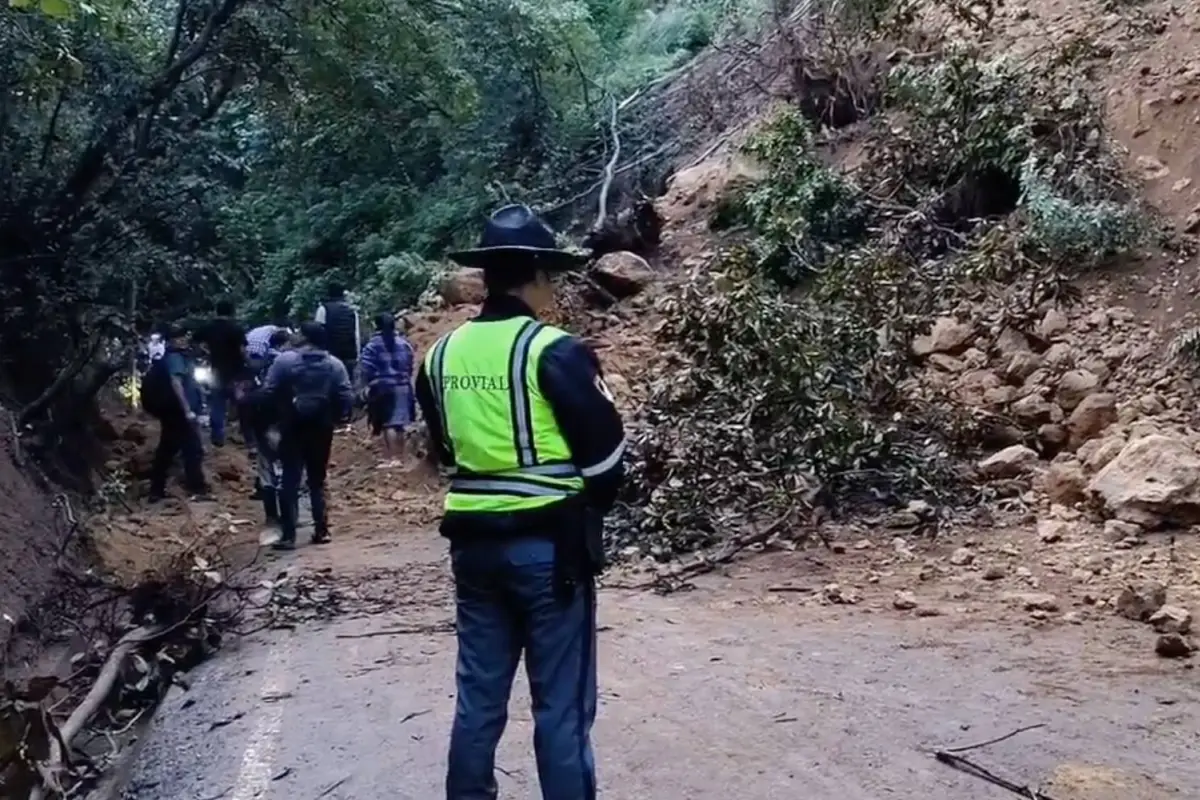 El material cubrió en su totalidad los carriles en ambos sentidos de la carretera., Provial