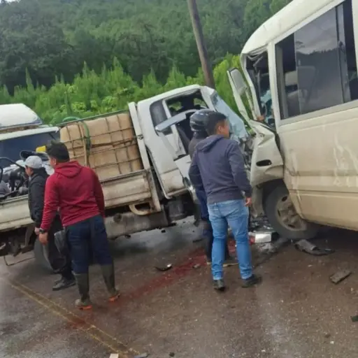 Un camión y un bus chocaron en el Km. 236.6 de la ruta que conduce de Cobán hacia Chisec. ,Bomberos Voluntarios