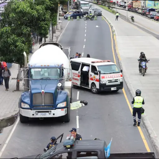 En el área donde ocurrió el accidente hay dos carriles cerrados. ,Bomberos Voluntarios