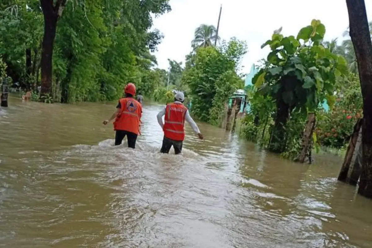 Personal de instituciones de protección civil atienden emergencias derivadas de las lluvias , Conred