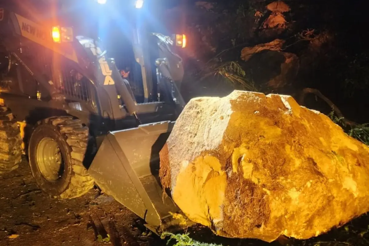 Maquinaria pesada fue utilizada para retirar el derrumbe en la ruta hacia Panajachel. , Conred.