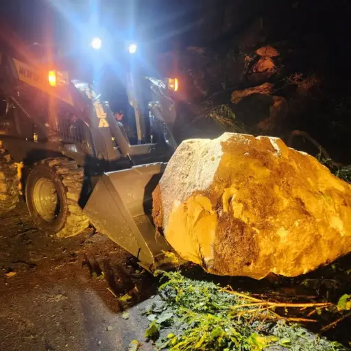 Maquinaria pesada fue utilizada para retirar el derrumbe en la ruta hacia Panajachel.  ,Conred.