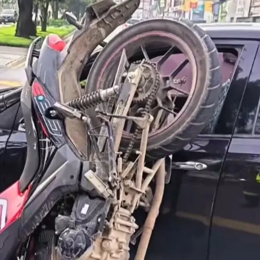Bomberos Municipales y Voluntarios acudieron al lugar para atender a los afectados por el accidente vial. ,Captura de pantalla. 