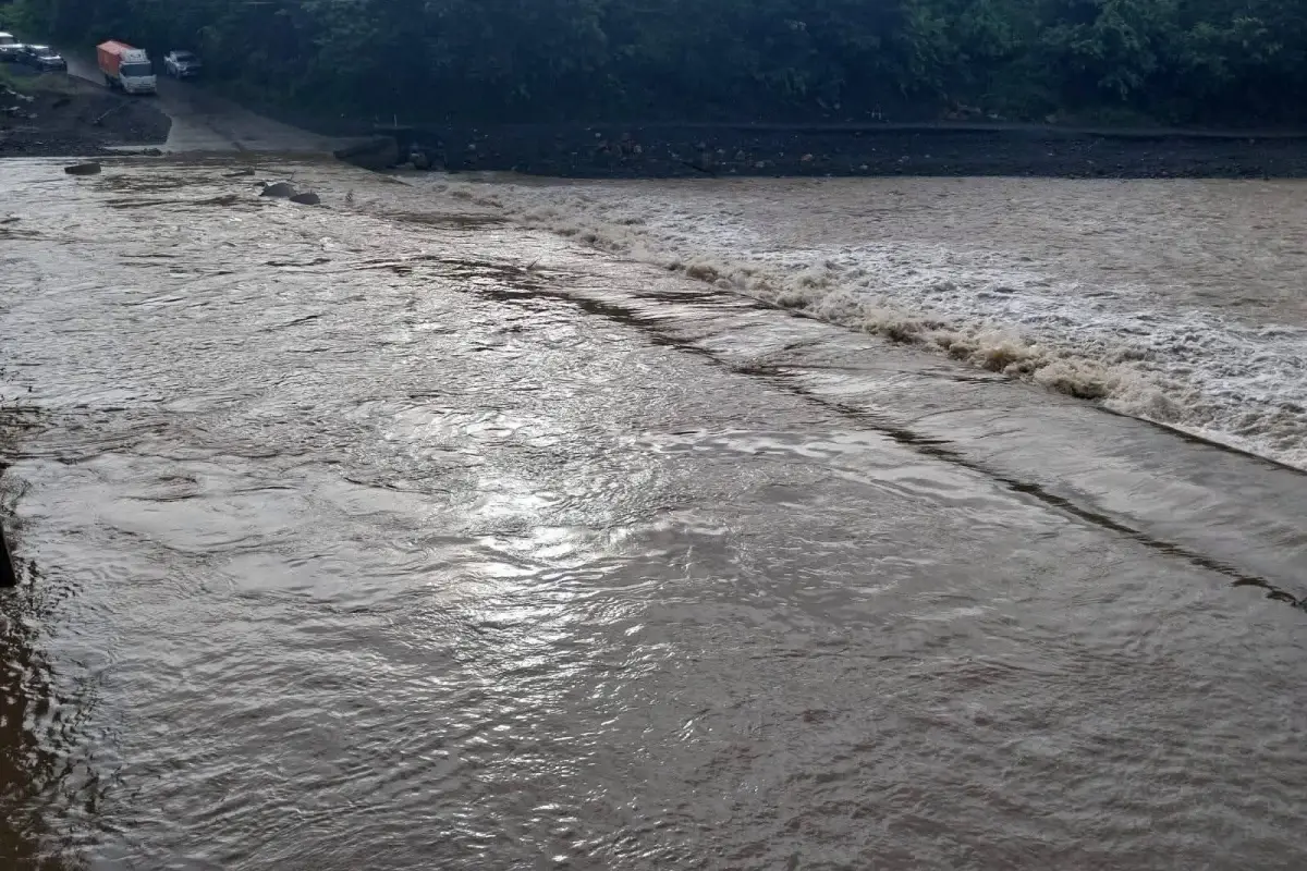 En Izabal, las fuertes lluvias causaron la crecida del río Túnico, interfiriendo directamente en el tránsito de vehículos., Conred.