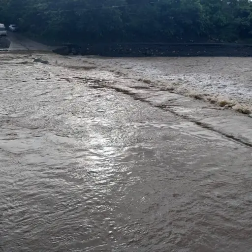 En Izabal, las fuertes lluvias causaron la crecida del río Túnico, interfiriendo directamente en el tránsito de vehículos. ,Conred.