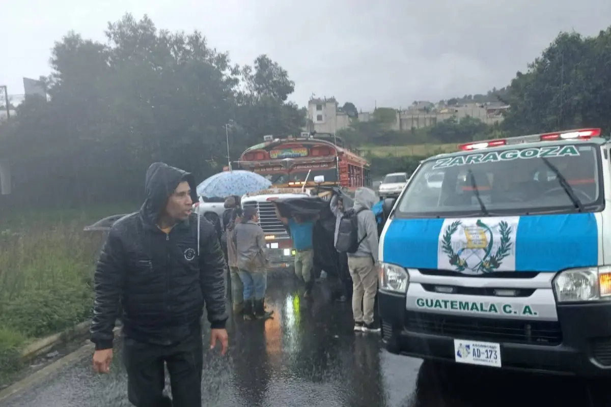 En medio de las fuertes lluvias de Chimaltenango, los bomberos atendieron a tres heridos por el accidente., Bomberos Municipales Departamentales. 