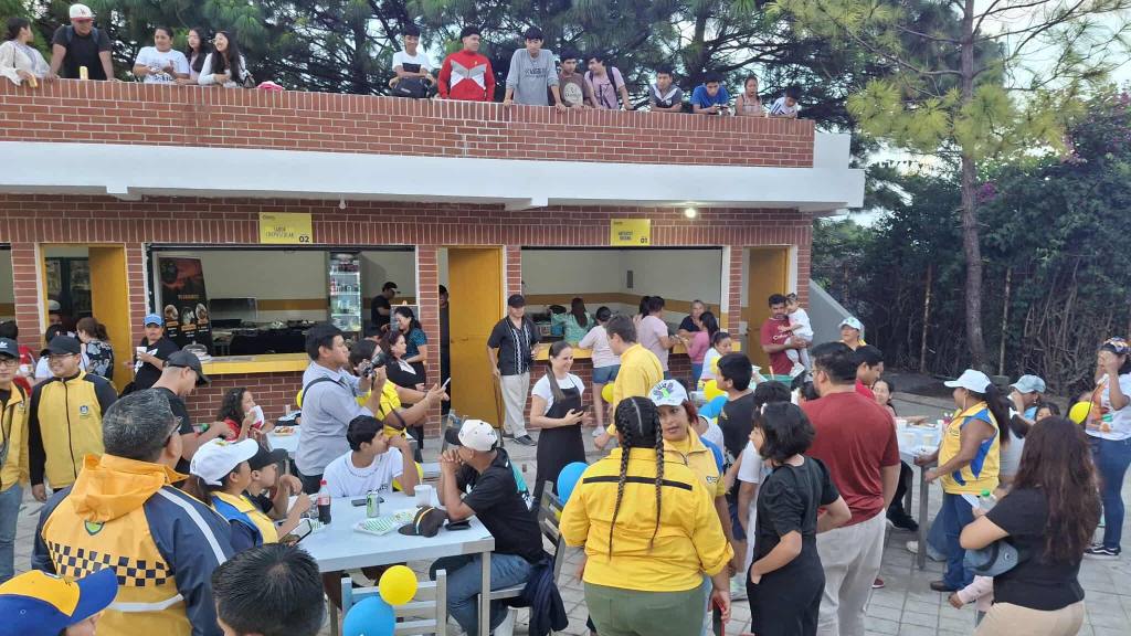Inauguran piscina en polideportivo de Santa Catarina Pinula | Álex Meoño