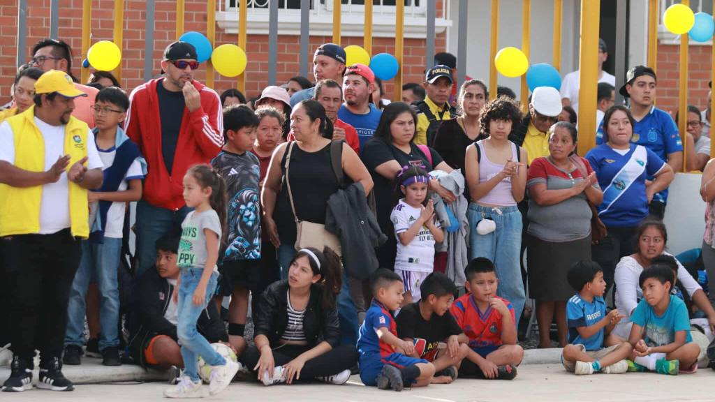 Inauguran piscina en polideportivo de Santa Catarina Pinula | Álex Meoño