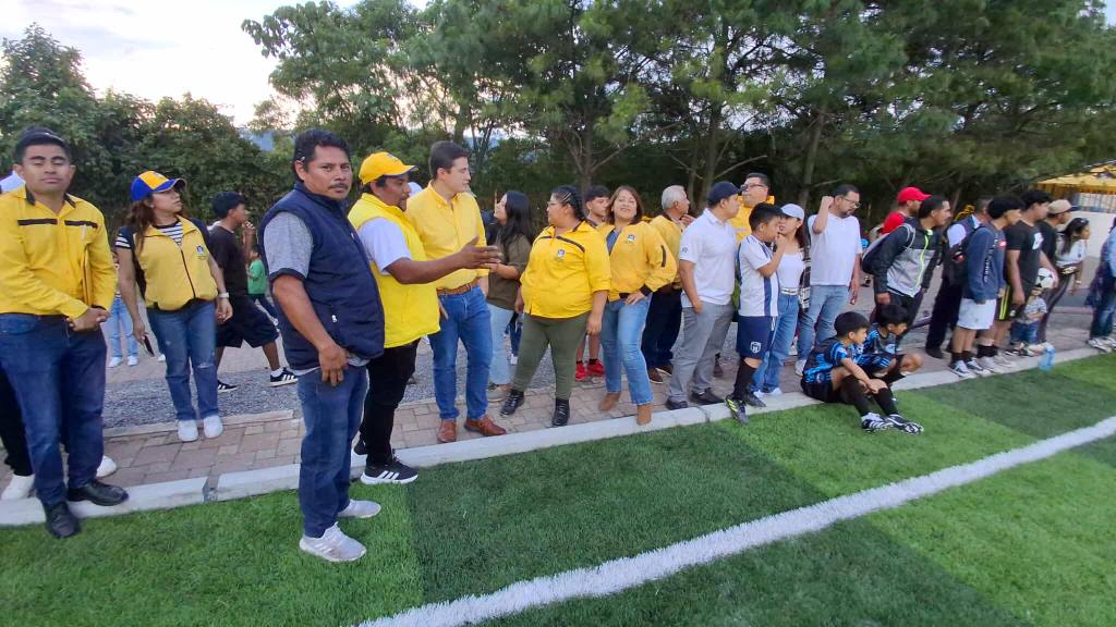 Inauguran piscina en polideportivo de Santa Catarina Pinula | Álex Meoño