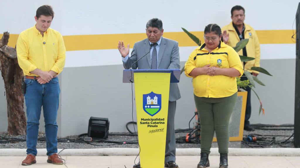 Inauguran piscina en polideportivo de Santa Catarina Pinula | Álex Meoño