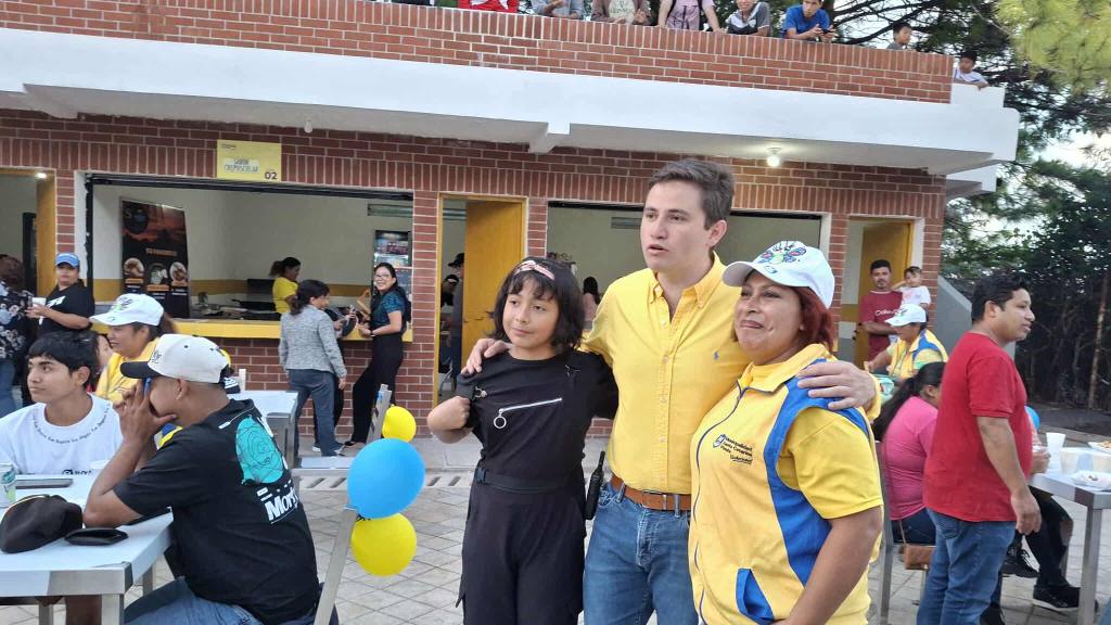 Inauguran piscina en polideportivo de Santa Catarina Pinula | Álex Meoño