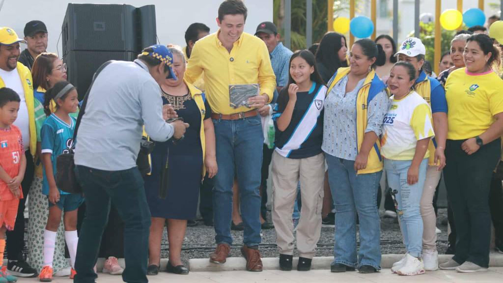 Inauguran piscina en polideportivo de Santa Catarina Pinula | Álex Meoño