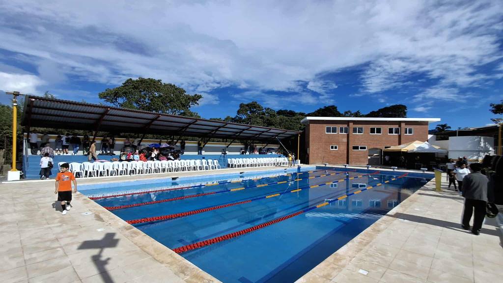Inauguran piscina en polideportivo de Santa Catarina Pinula | Álex Meoño