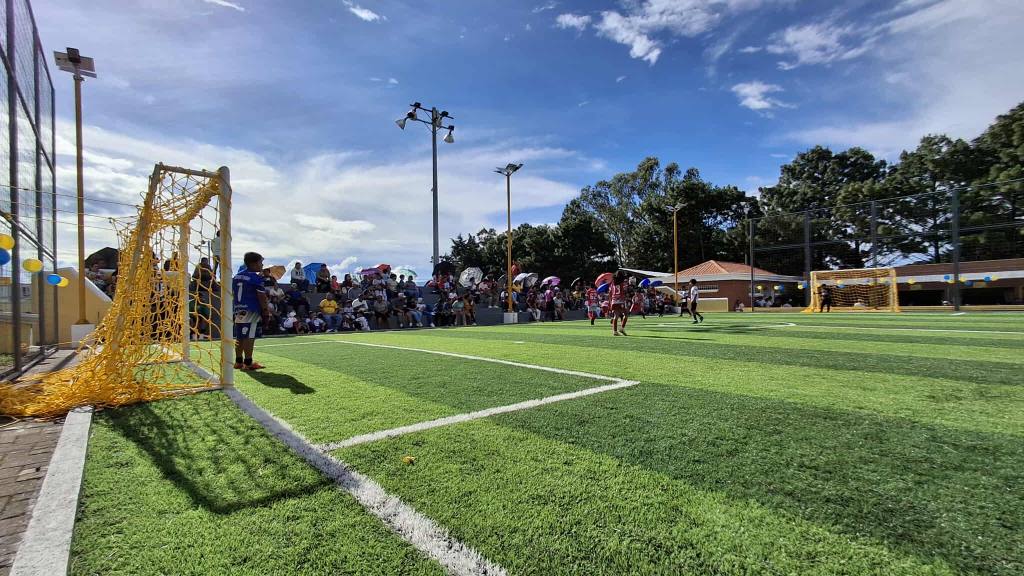 Inauguran piscina en polideportivo de Santa Catarina Pinula | Álex Meoño