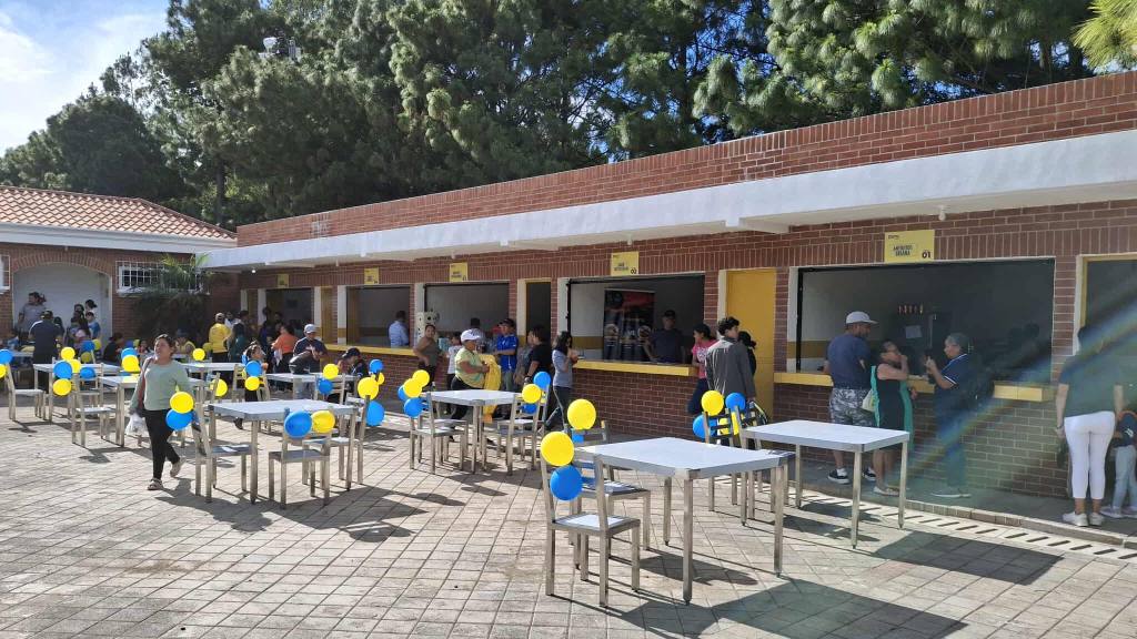 Inauguran piscina en polideportivo de Santa Catarina Pinula | Álex Meoño