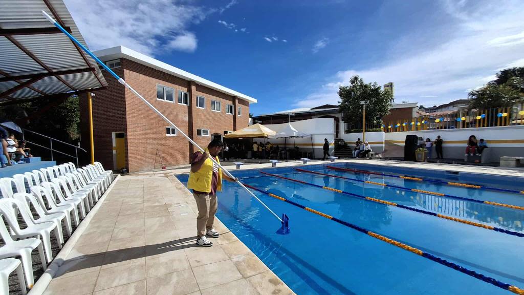 Inauguran piscina en polideportivo de Santa Catarina Pinula | Álex Meoño