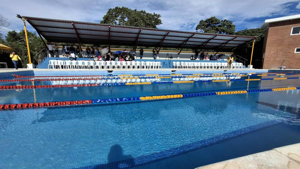 Inauguran piscina en polideportivo de Santa Catarina Pinula | Álex Meoño